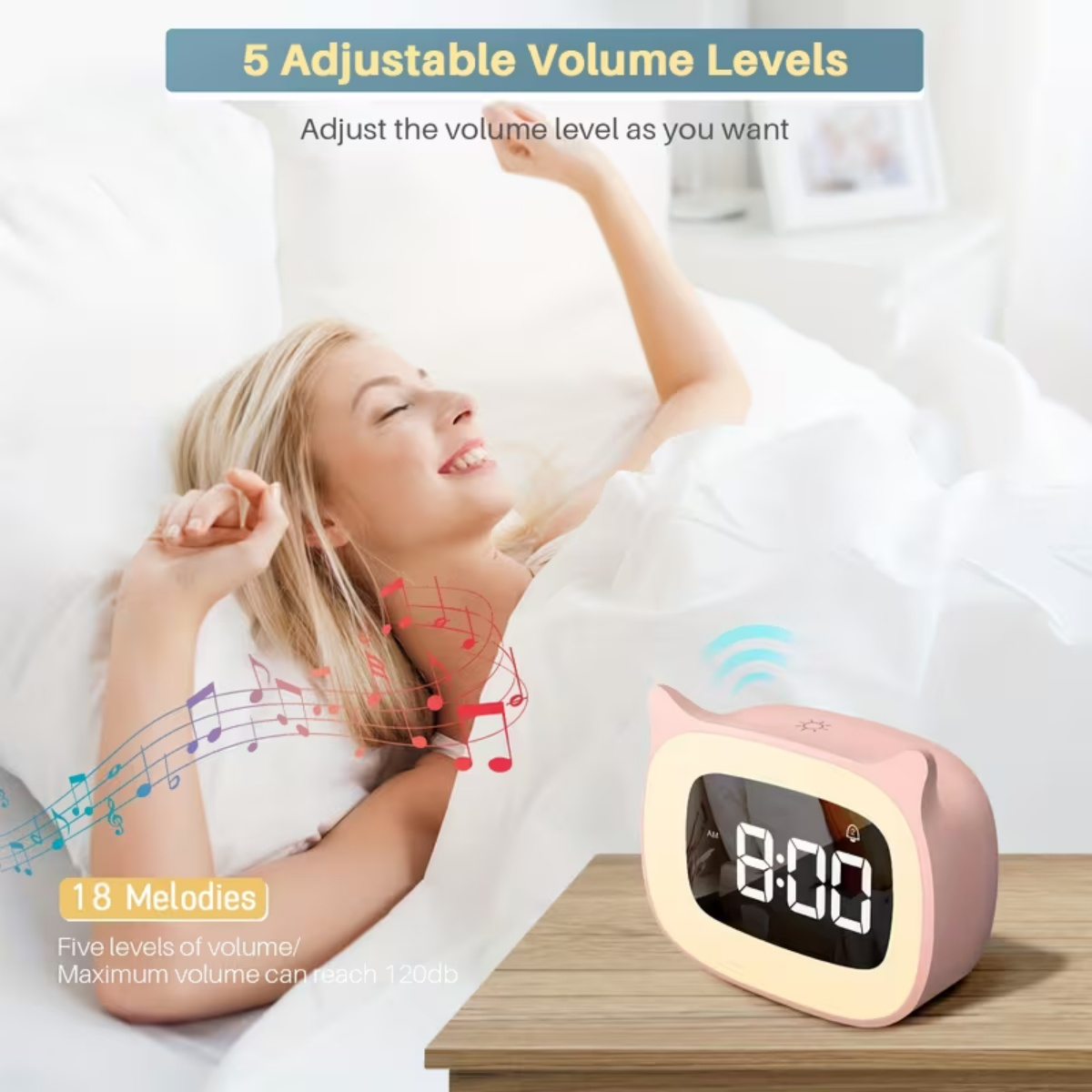 Eine Frau im Bett streckt sich, neben ihr ein rosa Wecker mit 8:00.