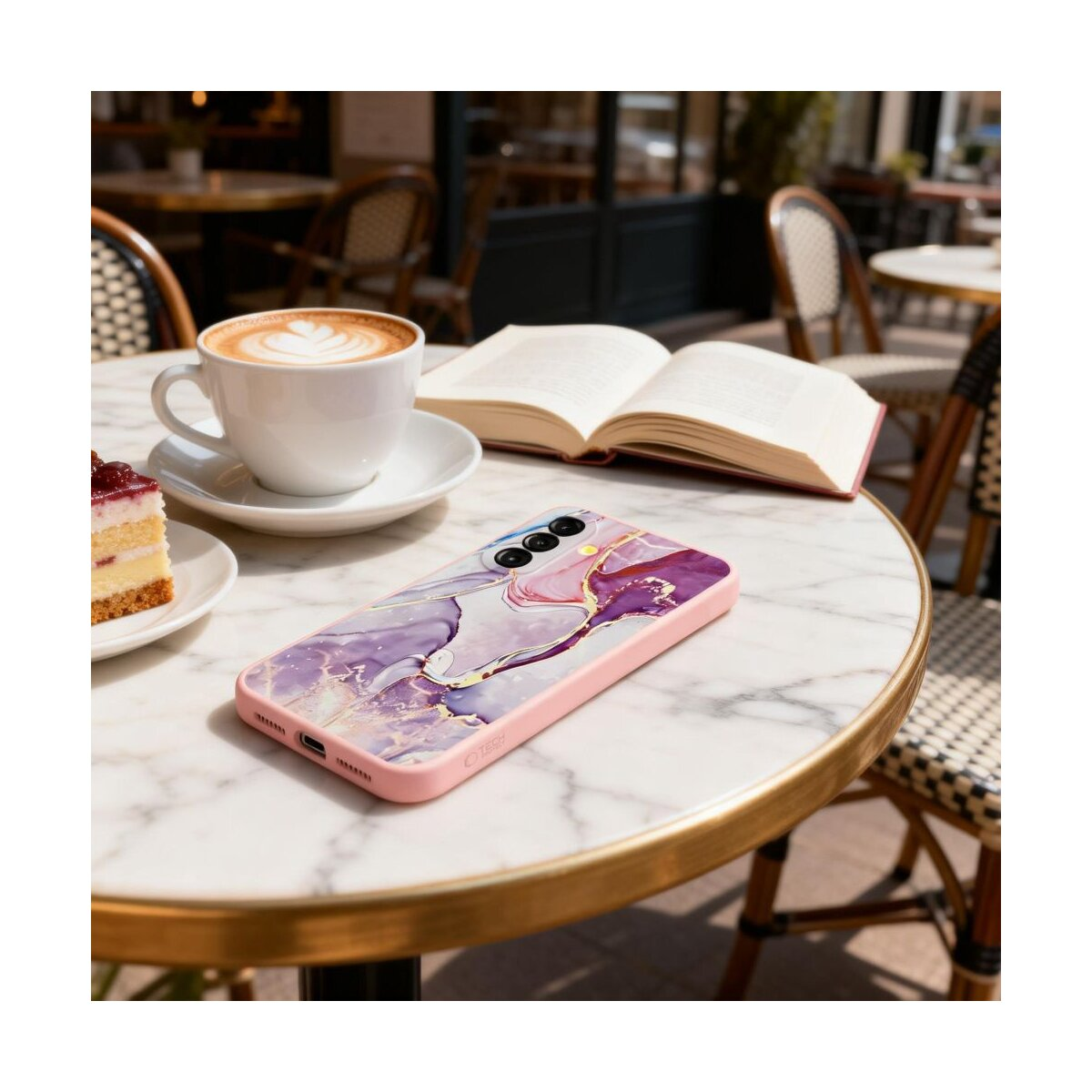 Ein Marmor-Handyhülle mit violetten und goldenen Mustern auf einem Tisch mit Kaffee und Kuchen.