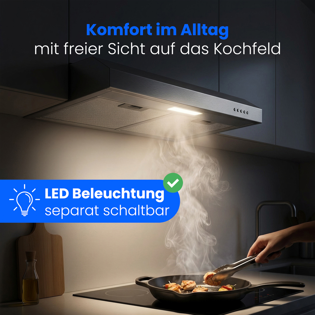 Dunstabzugshaube mit LED-Beleuchtung über einem Kochfeld mit dampfendem Essen.