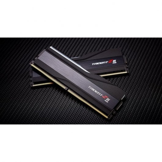 Due moduli RAM Trident Z5 RGB neri con dissipatori argentati su superficie testurizzata nera.