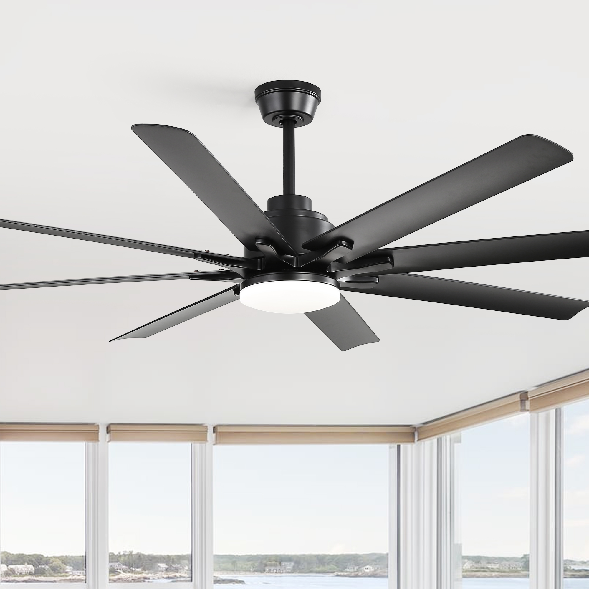 Schwarzer Deckenventilator mit acht Flügeln und integrierter Leuchte.