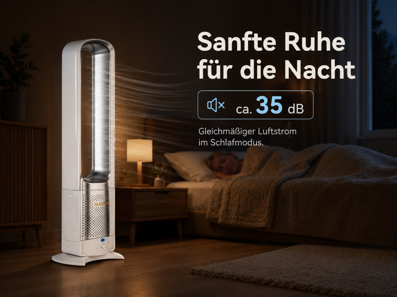 Ein Turmventilator im Schlafzimmer neben einem Bett, auf dem eine Person schläft.