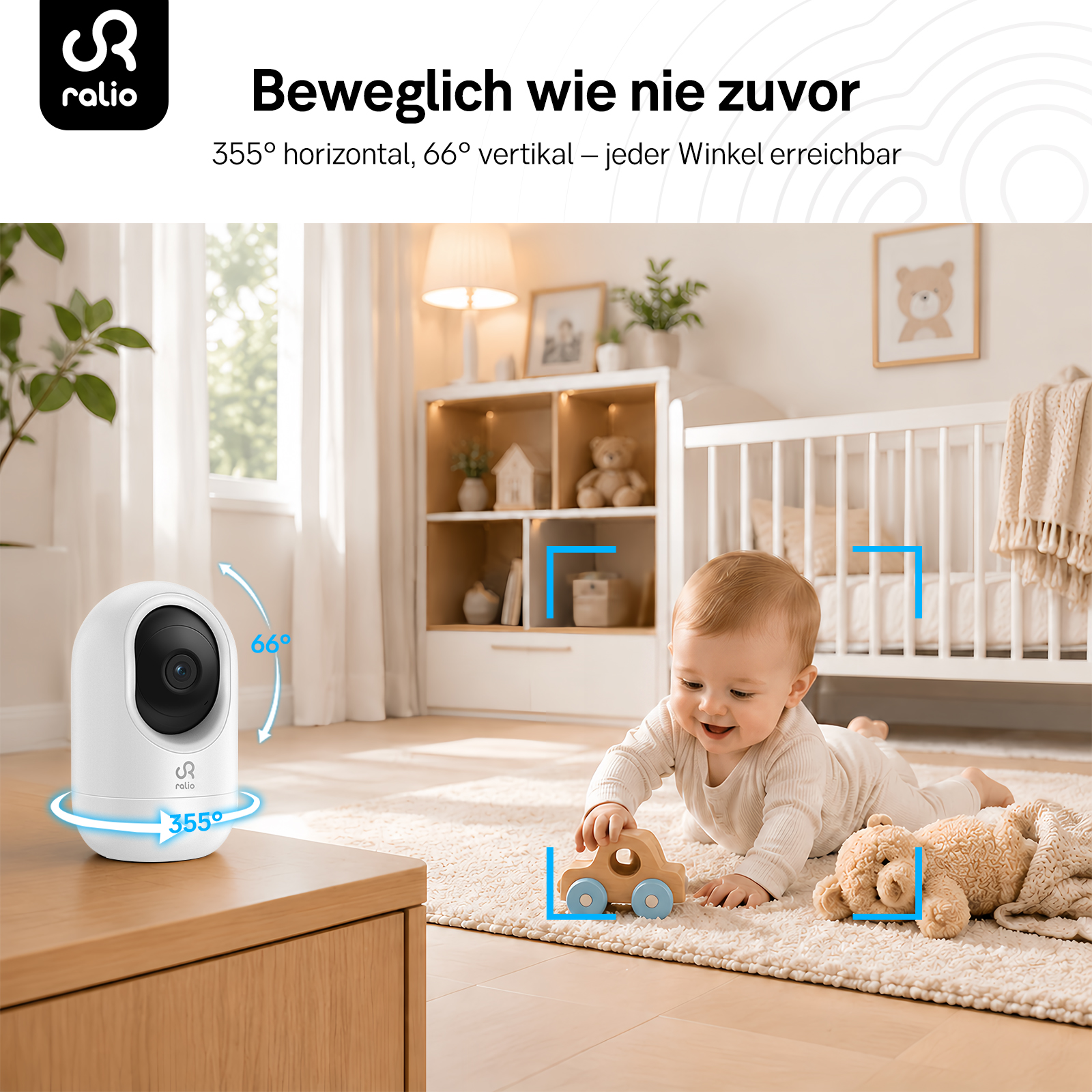 Ein Baby krabbelt auf einem Teppich. Eine Babykamera steht auf einem Tisch.