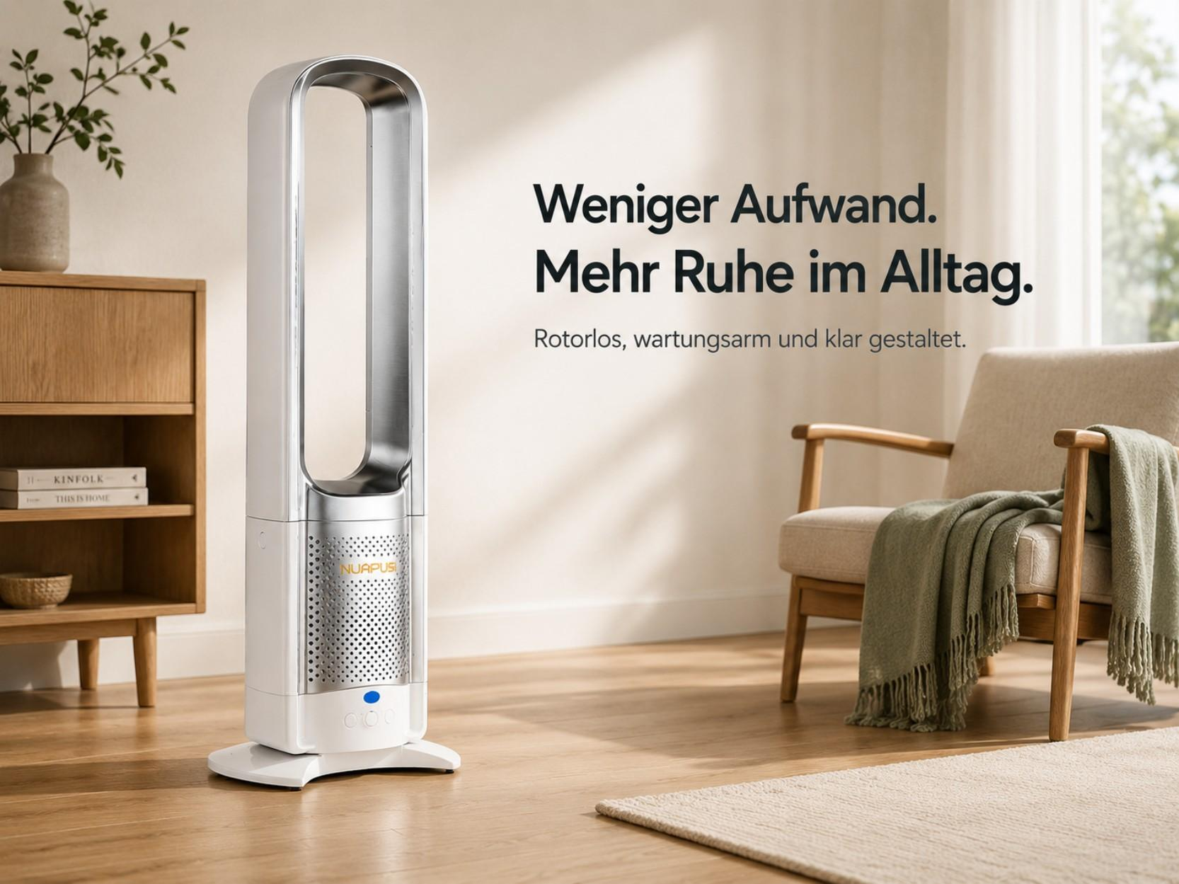 Ein weißer Turmventilator steht auf einem Holzboden neben einem Sessel mit Decke.
