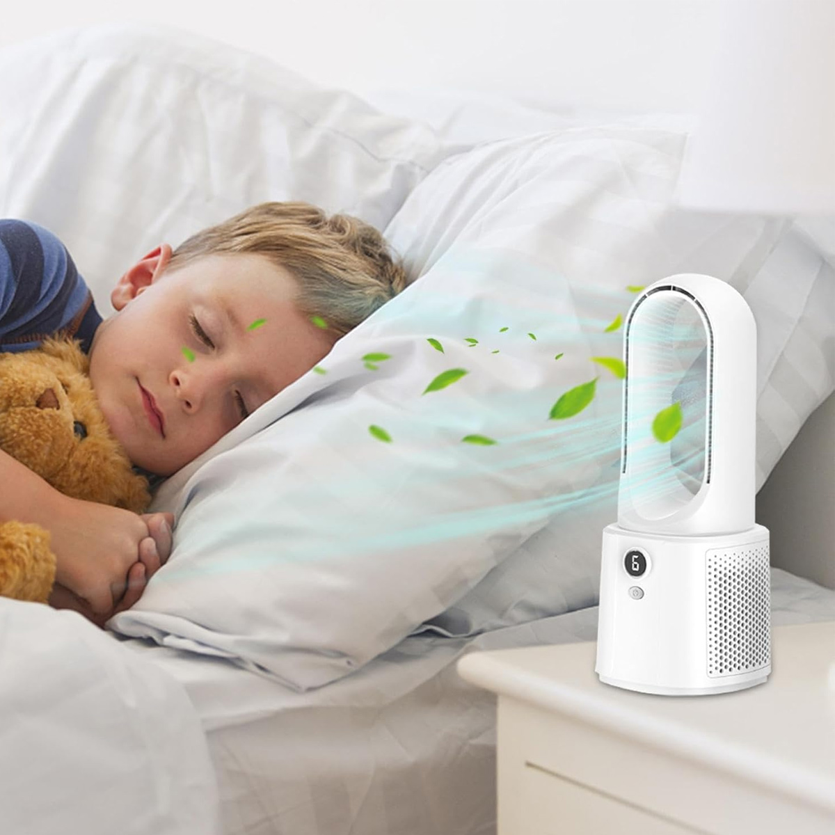 Ein Kind schläft mit Teddybär neben weißem Ventilator, der grüne Blätter verteilt.