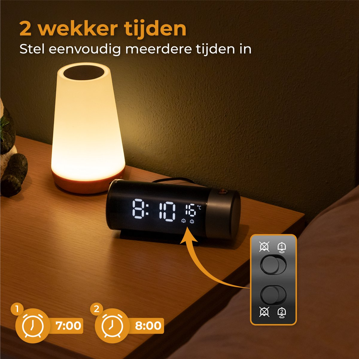 Ein Nachttisch mit Lampe und digitaler Uhr. Zeigt 7:00 und 8:00 an.