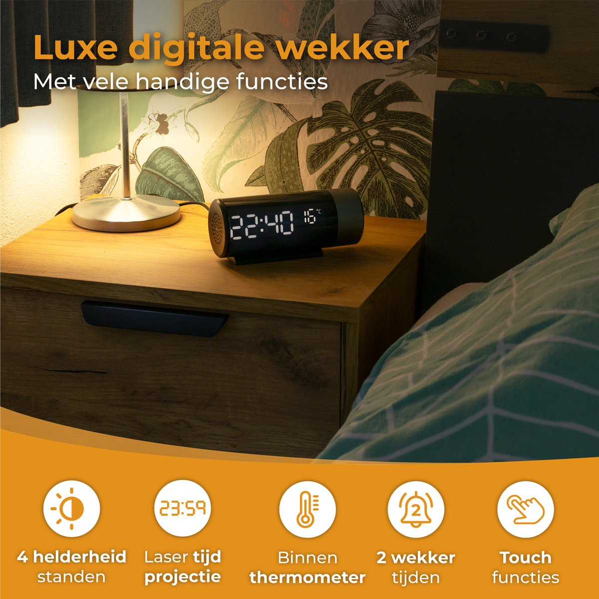 Ein digitaler Wecker steht auf einem Nachttisch neben einem Bett. Er zeigt 22:40 Uhr an.