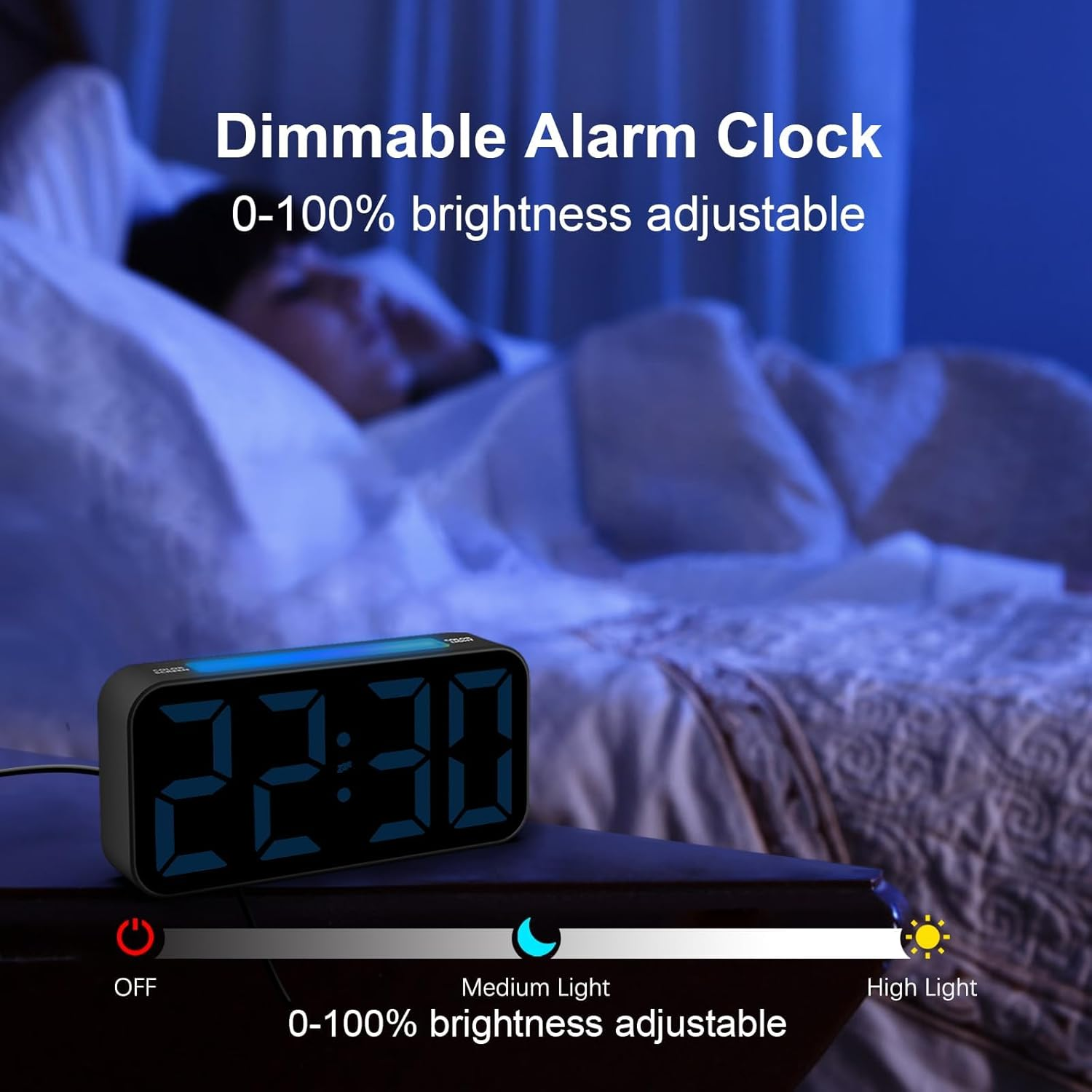 Ein digitaler Wecker zeigt 22:30 auf einem Nachttisch neben einer schlafenden Person.