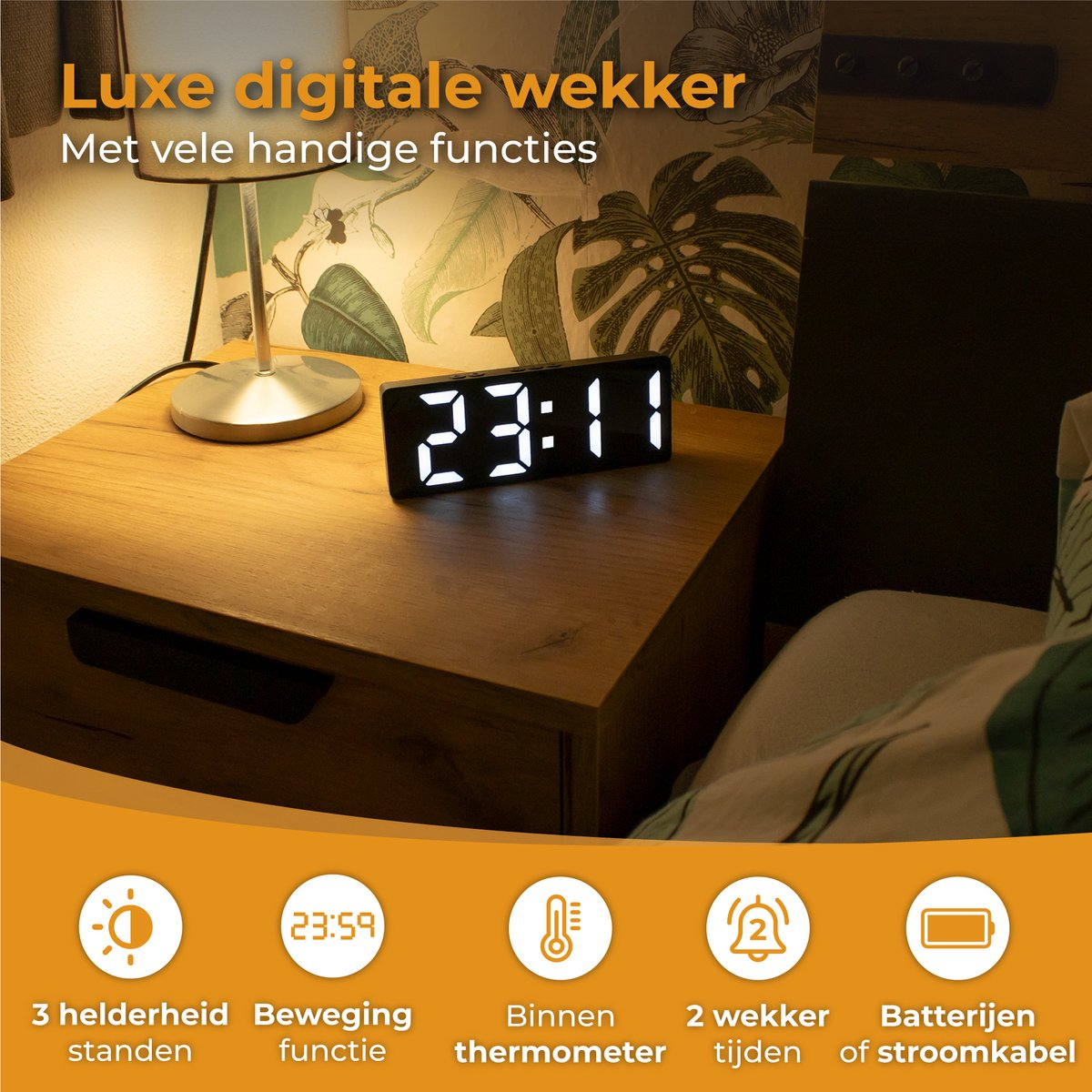 Digitaler Wecker zeigt 23:11 auf einem Nachttisch neben einer Lampe.