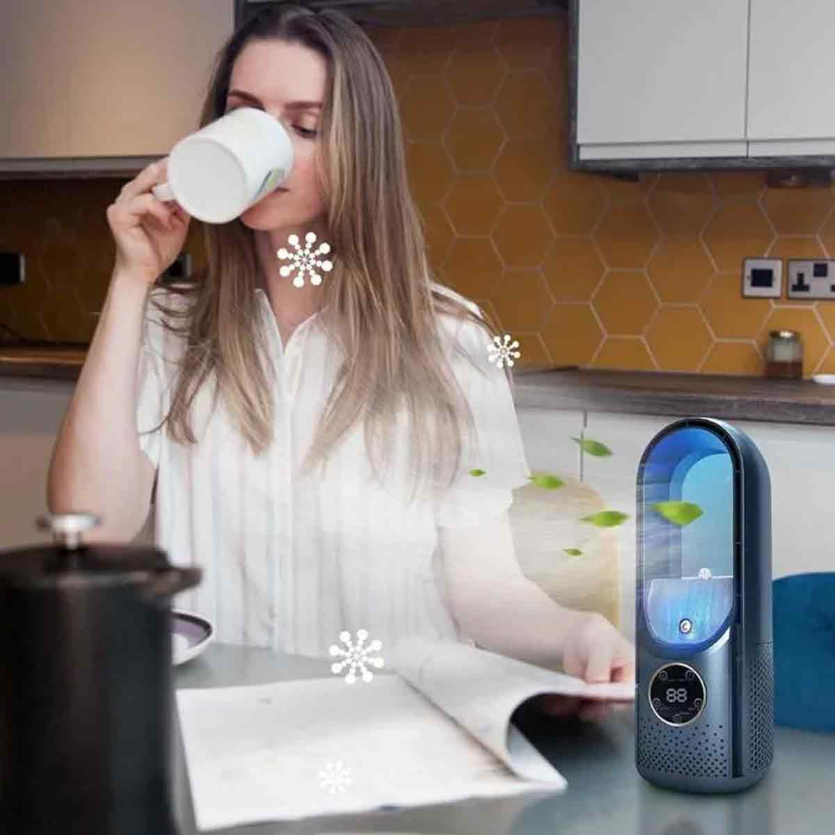 Eine Frau trinkt aus einer Tasse, während ein Luftreiniger daneben steht.