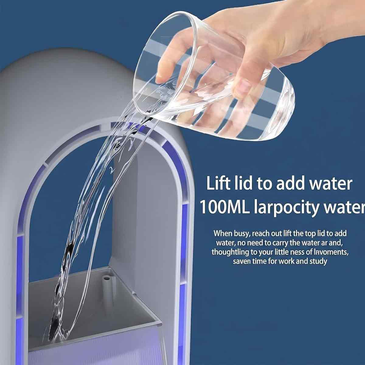 Eine Hand gießt Wasser aus einem Glas in ein Gerät.