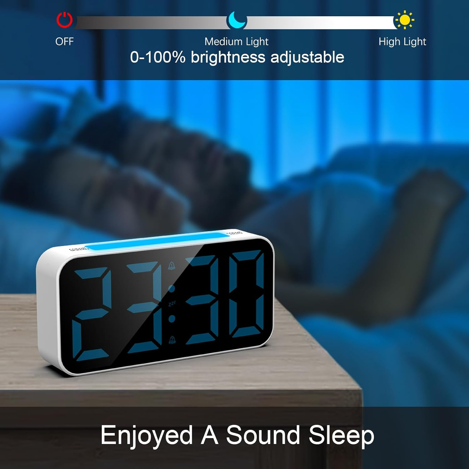 Digitaler Wecker zeigt 23:30 auf einem Nachttisch, Personen schlafen im Hintergrund.