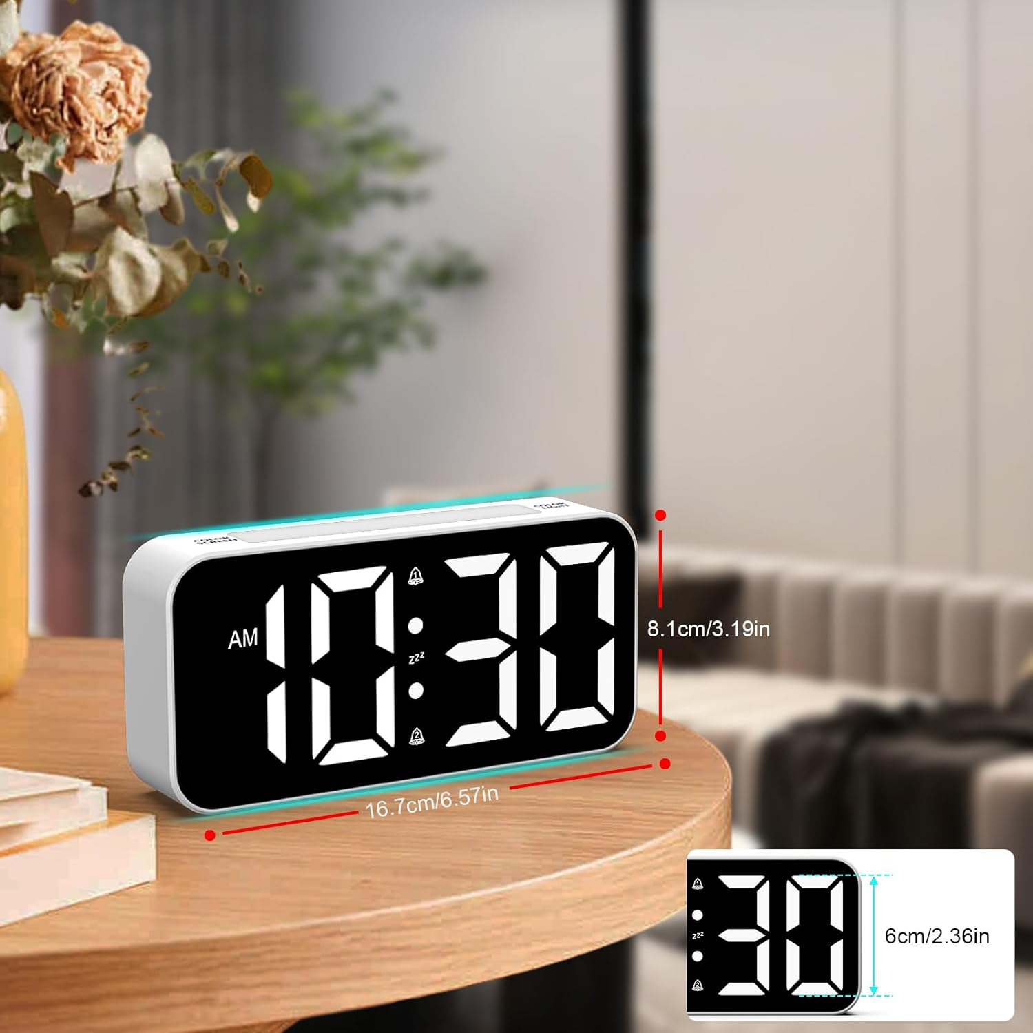 Ein moderner digitaler Wecker zeigt 10:30 AM auf einem Holztisch.