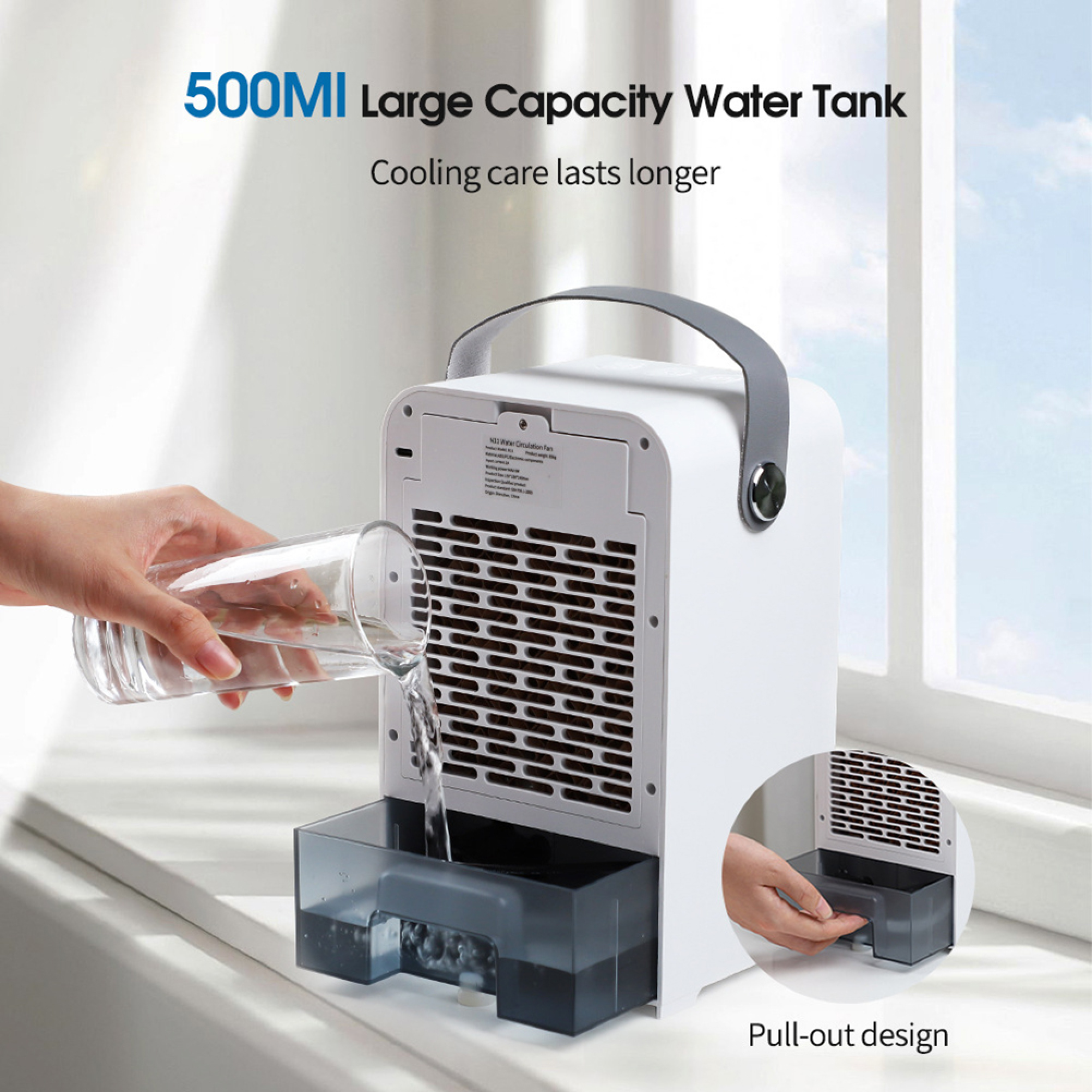 Eine Hand gießt Wasser in einen kleinen weißen Lüfter mit großem Wassertank.
