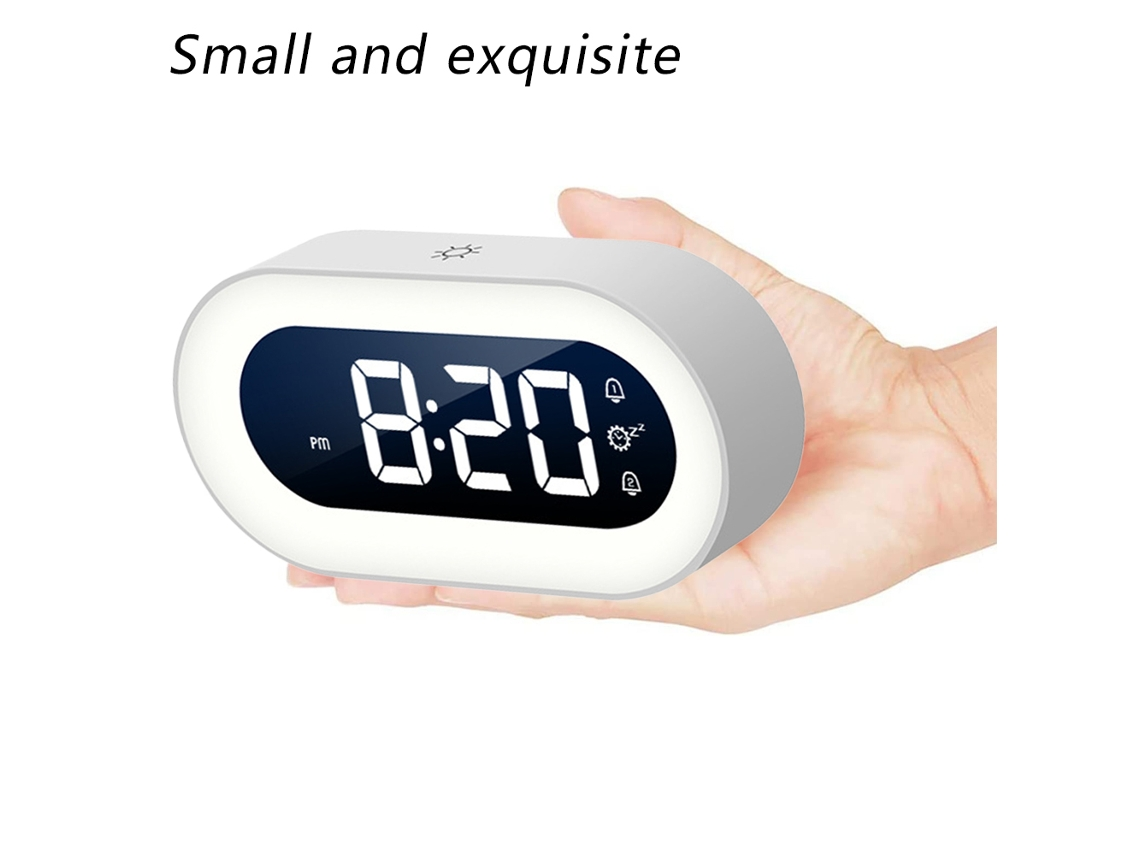 Eine Hand hält einen kleinen grauen Wecker mit einem blauen Display, das 8:20 Uhr anzeigt.