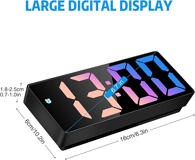 Schwarzer Digitalwecker mit großem Display, zeigt 13:00 in Pink und Blau. Maße werden angezeigt.