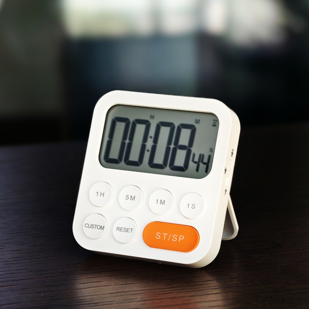 Ein weißer digitaler Timer zeigt 00:08:44 mit Tasten für Custom, Reset, Start/Stop.