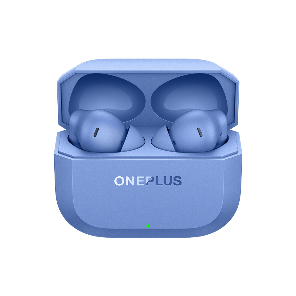 Ein Paar hellblaue OnePlus-Ohrhörer in einer offenen Ladehülle mit einer grünen Kontrollleuchte.