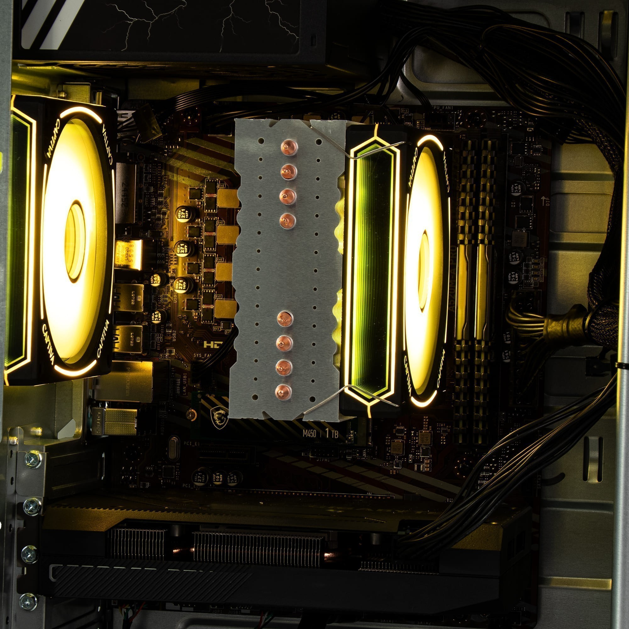 Binnenkant van een pc met verlichte ventilatoren, CPU-koeler en moederbord.