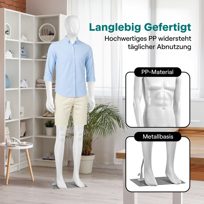 Männlicher Schaufensterpuppe in blauem Hemd und beiger Hose, mit Text.