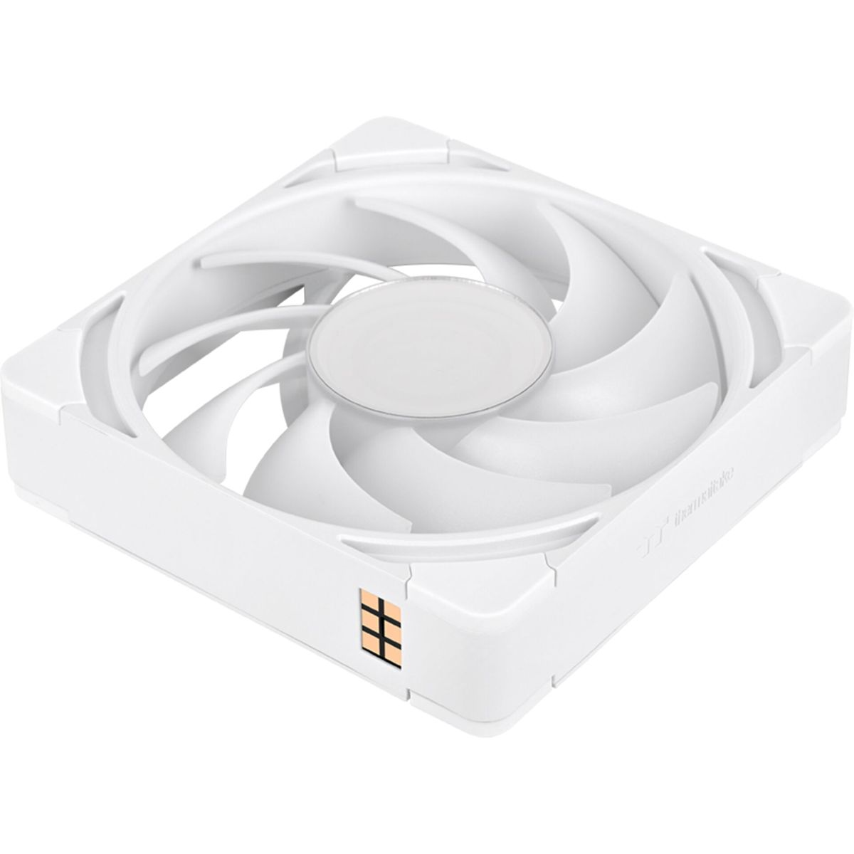 Ein weißer Computerlüfter mit verdrehten Rotorblättern auf weißem Hintergrund.