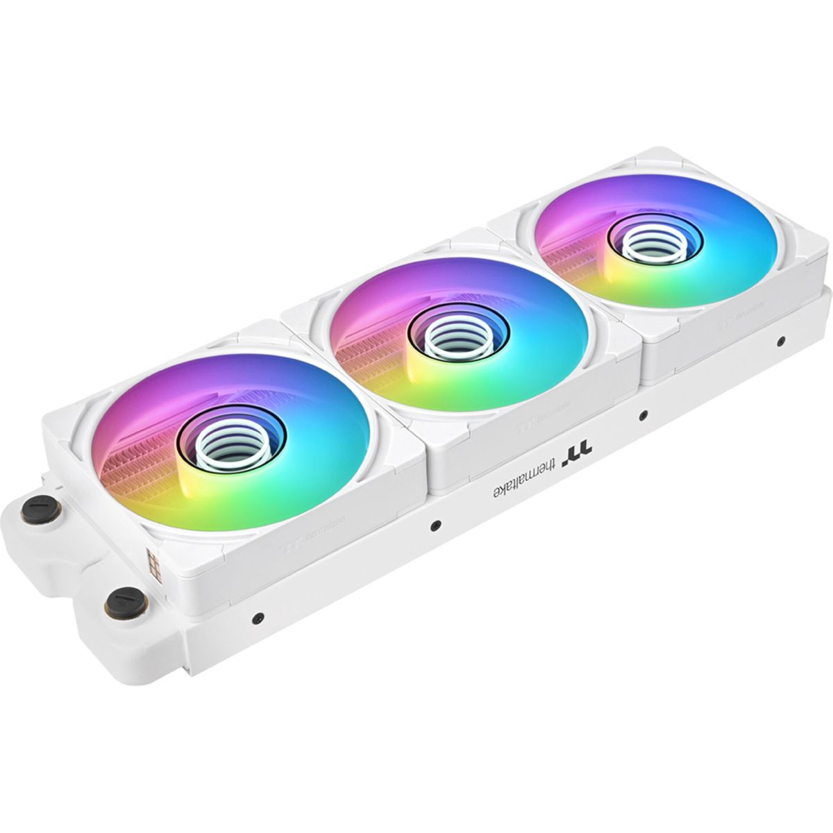 Ein weißer CPU-Kühler mit drei Lüftern, die ein Regenbogen-RGB-Licht zeigen.