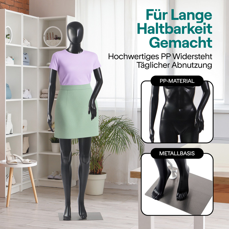 Schwarzer Schaufensterpuppe in hellem Kleid und Rock vor Regal.