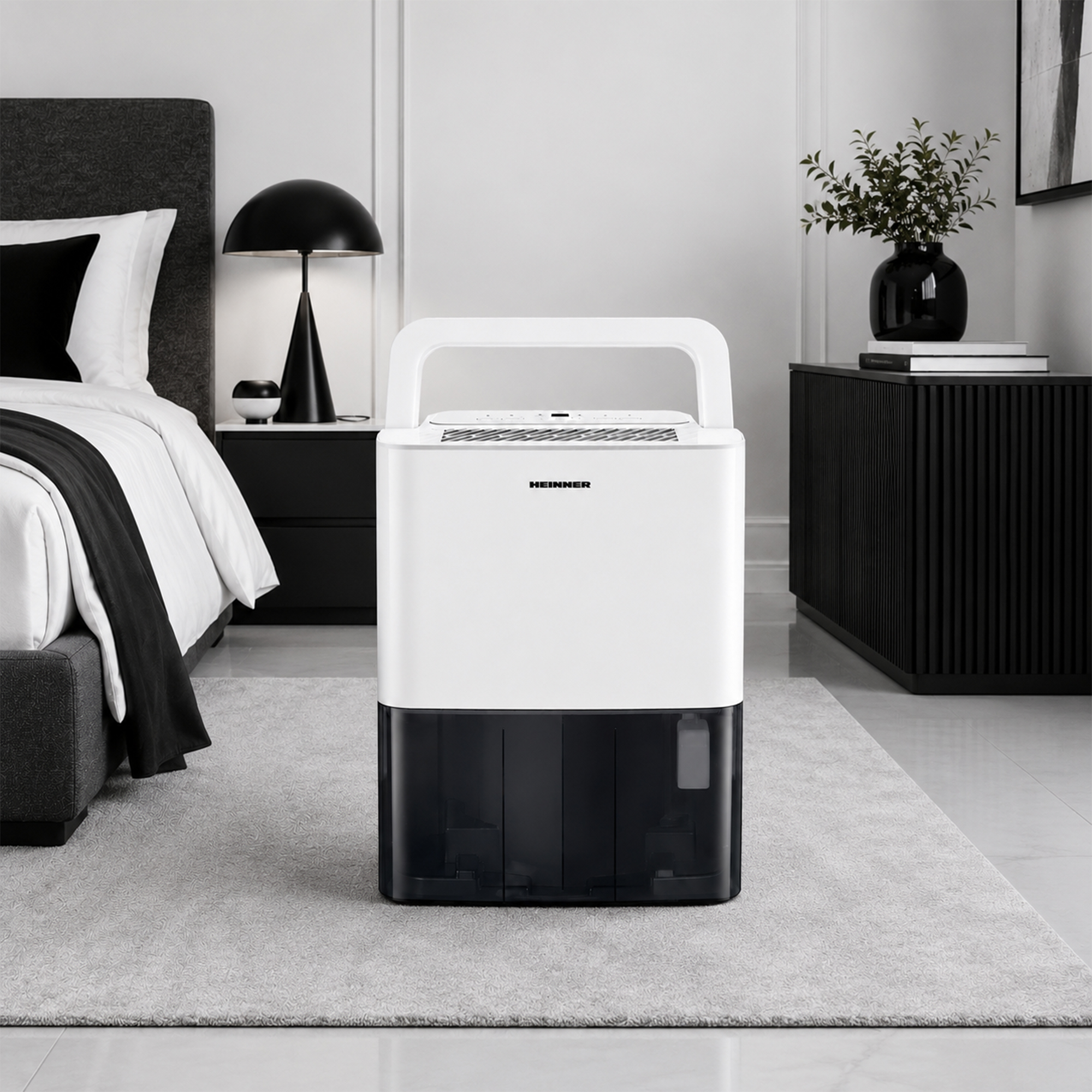 Een witte luchtontvochtiger staat op een vloerkleed naast een bed in een slaapkamer.