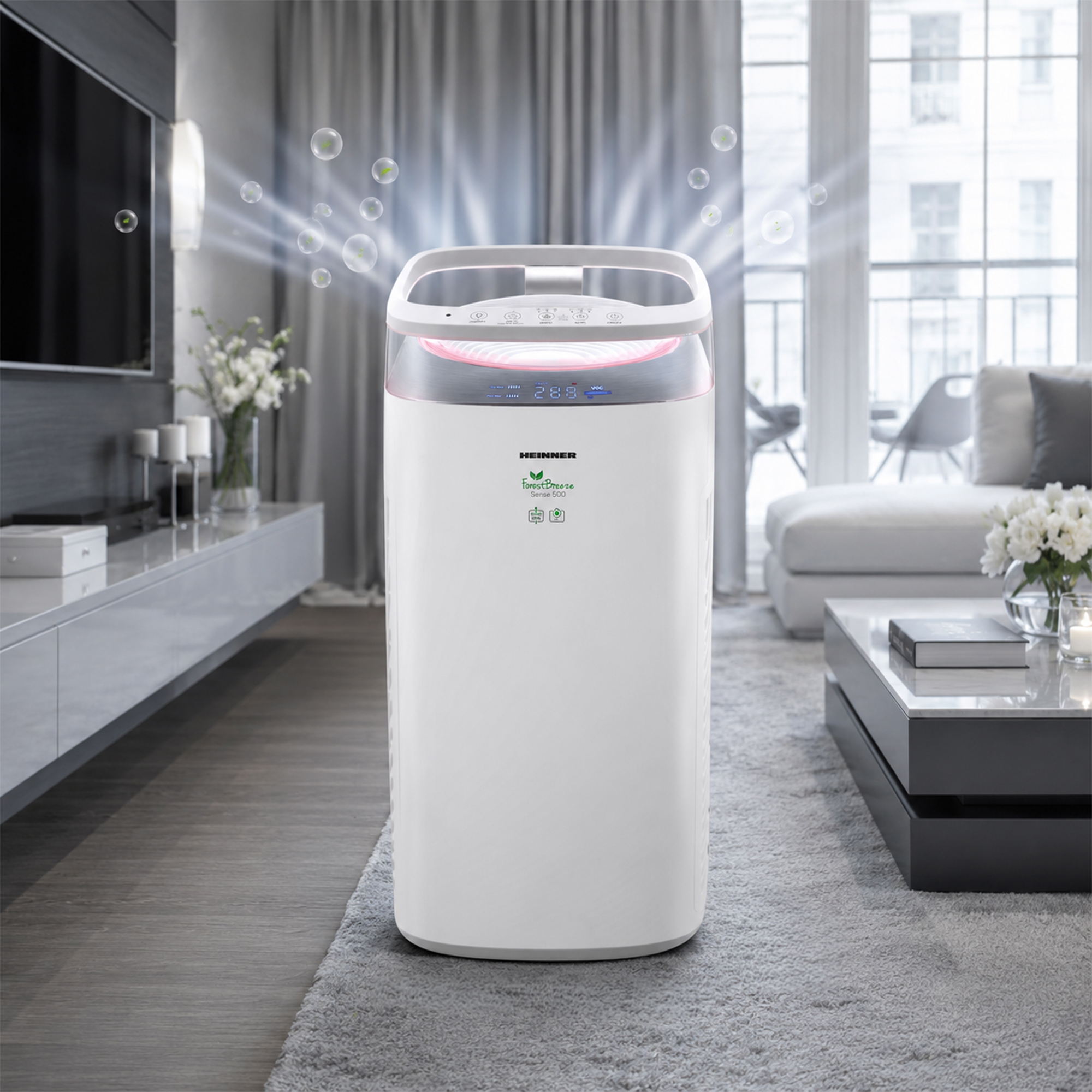Ein weißer HEINNER Luftreiniger mit LED-Anzeige, der Blasen in einem Wohnzimmer ausstößt.