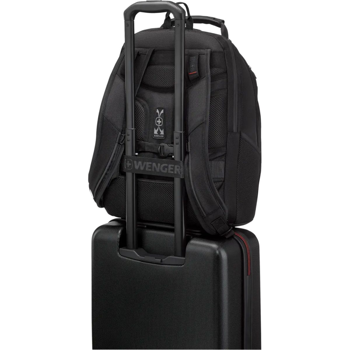 Ein schwarzer Wenger-Rucksack ist am Griff eines schwarzen Rollkoffers befestigt.