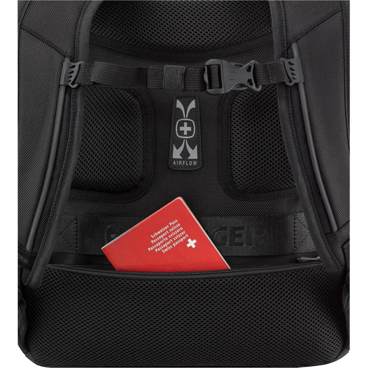 Ein roter Schweizer Pass steckt in einer schwarzen Rucksacktasche.