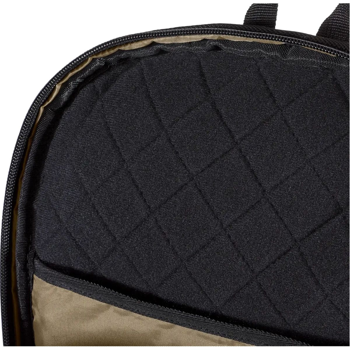 Gepolsterte schwarze Innenseite eines Rucksacks mit Reißverschluss.