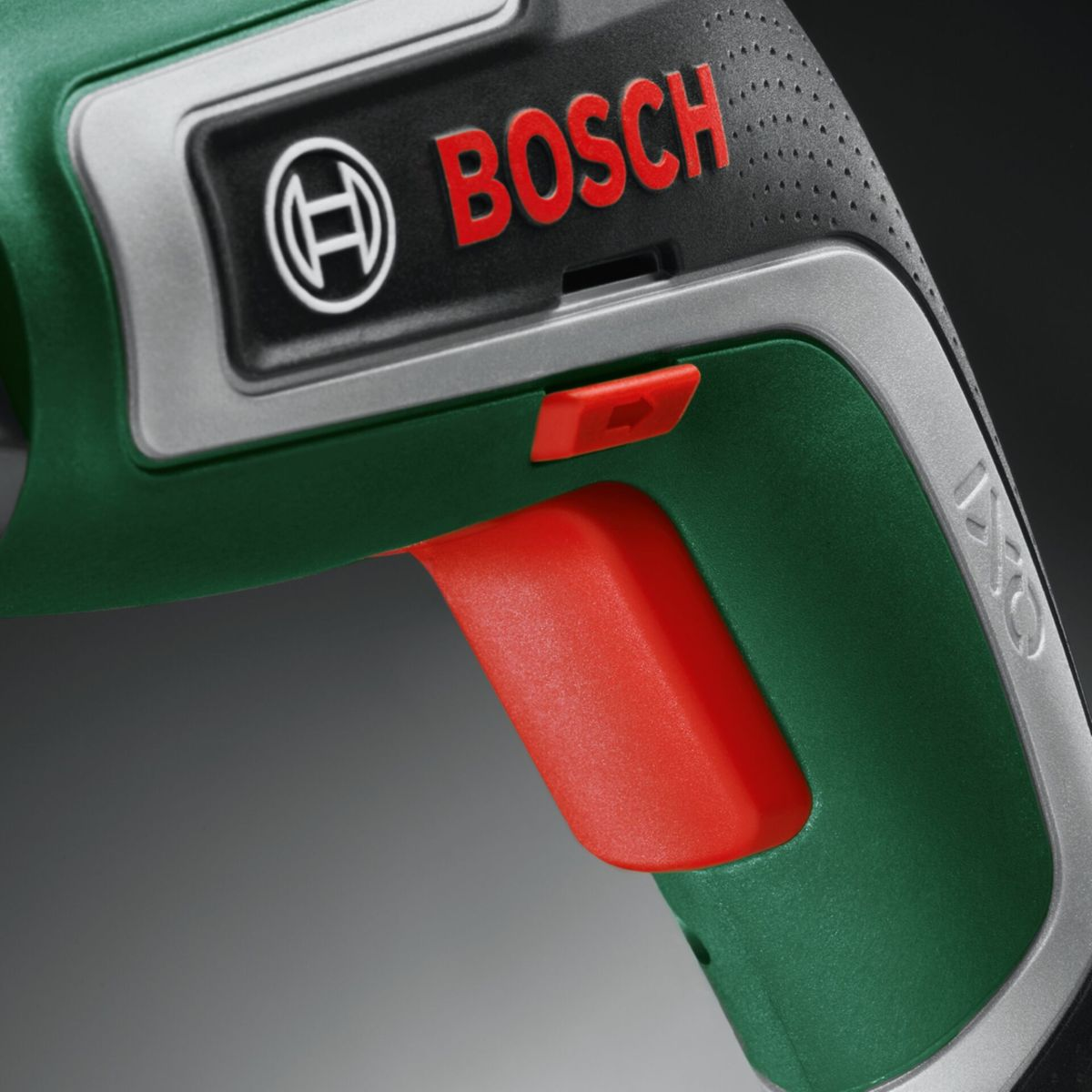 Grüner Bosch IXO Schrauber mit rotem Abzug und silbernen Akzenten.