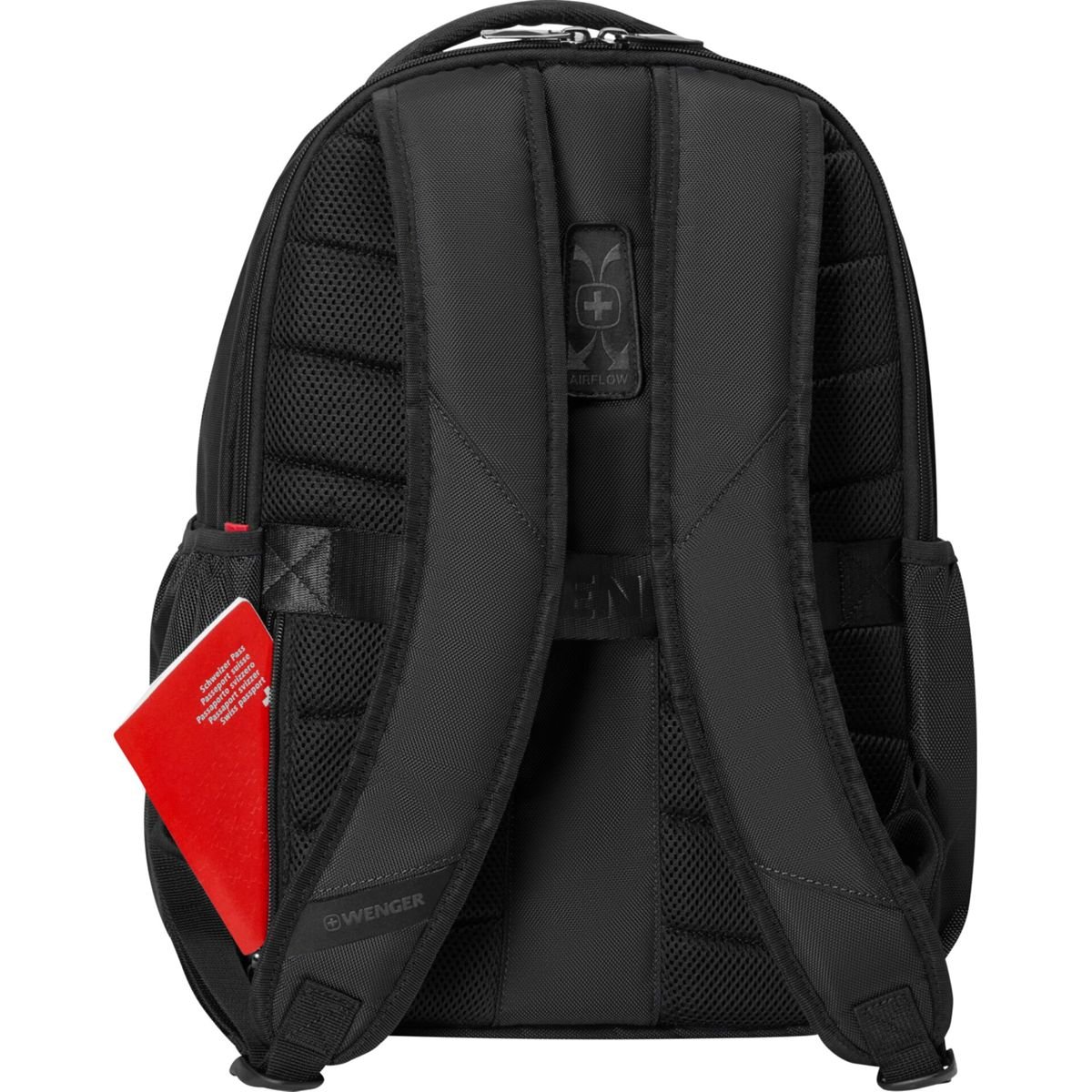 Zaino nero con spallacci imbottiti e schienale in mesh. È visibile un passaporto rosso.