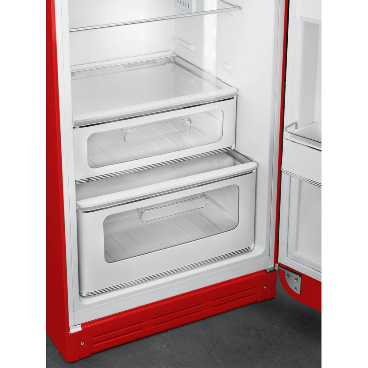Interior de refrigerador rojo con dos cajones transparentes y estantes.