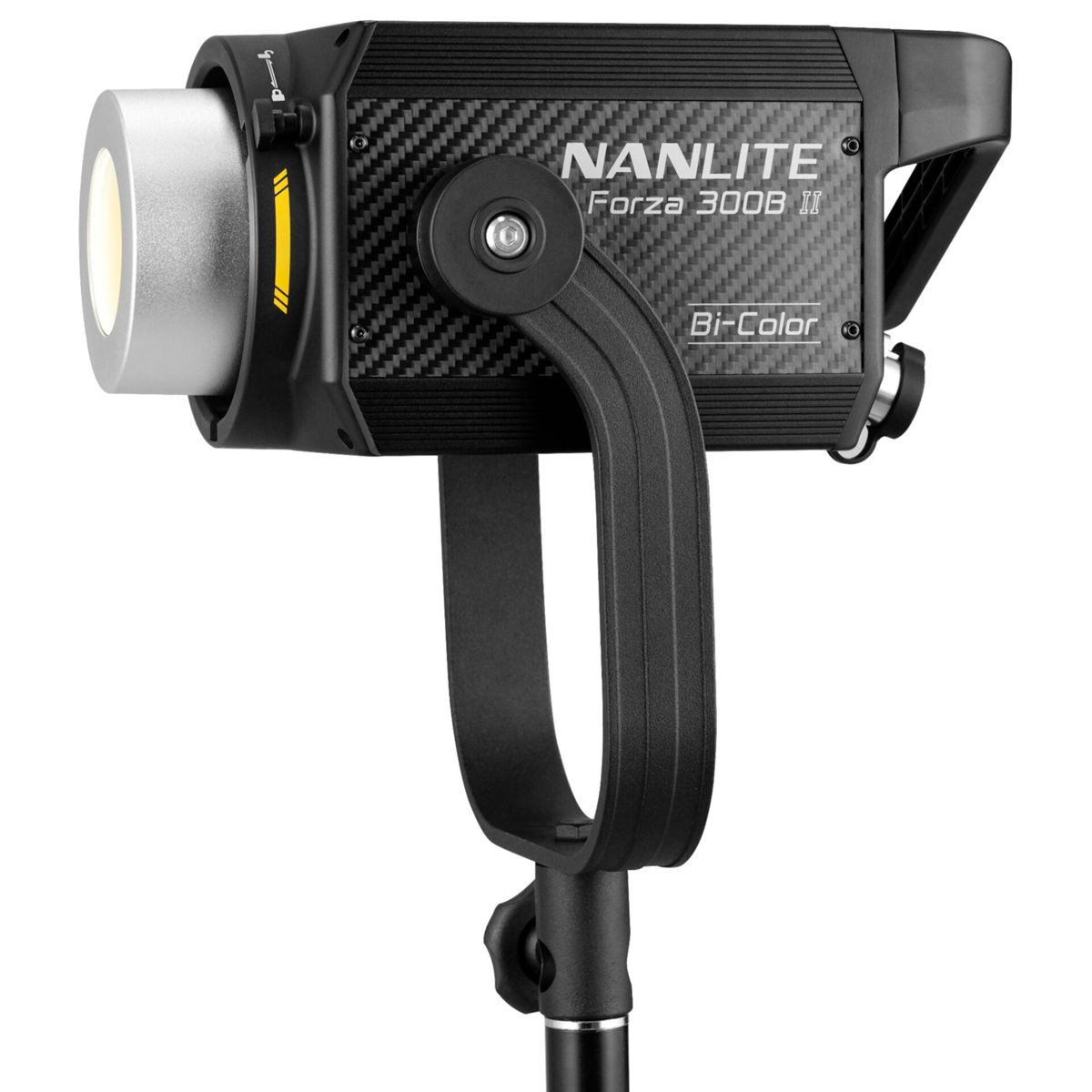 Ein schwarzer Nanlite Forza 300B II Bi-Color LED-Scheinwerfer mit silbernem Reflektor.