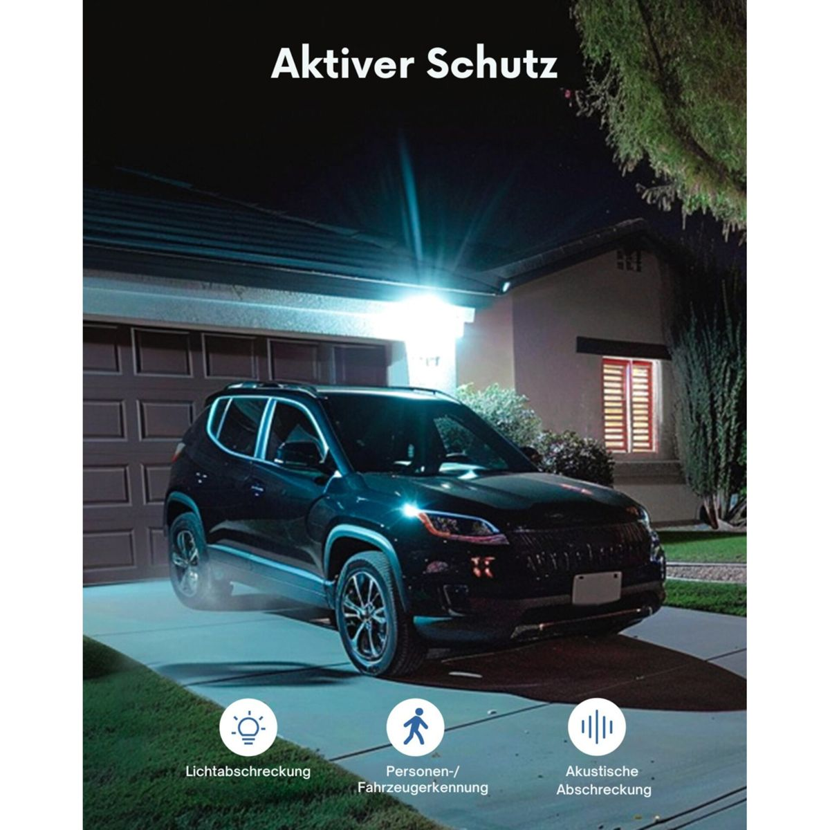 Un SUV nero è parcheggiato davanti a una casa con porta del garage di notte. Un faretto è acceso.