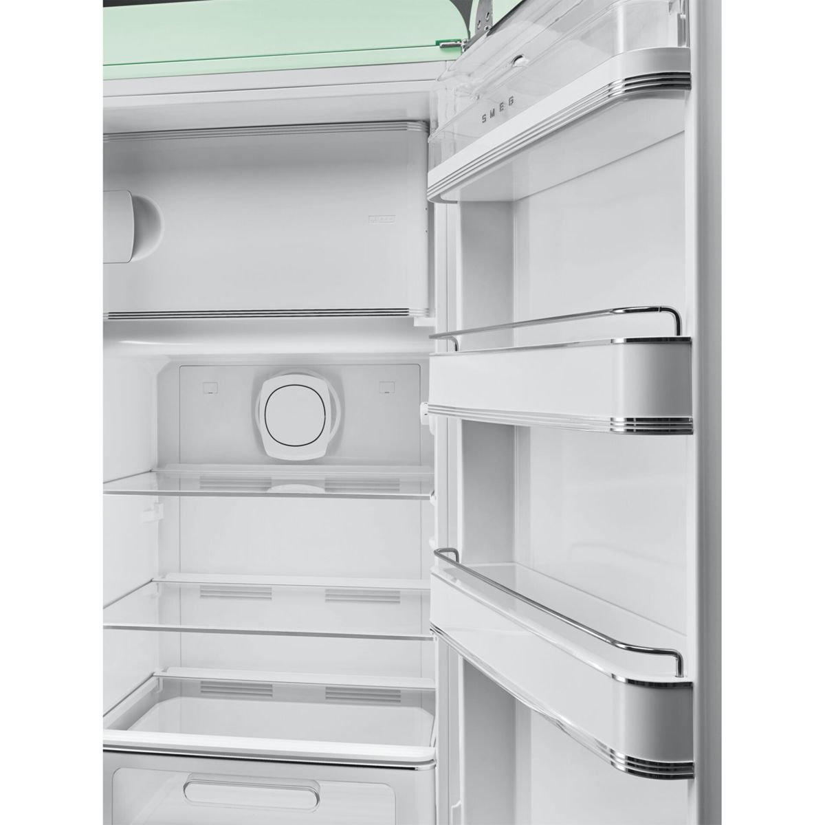 Un frigorifero bianco vuoto con porte aperte, ripiani in vetro e un cassetto.
