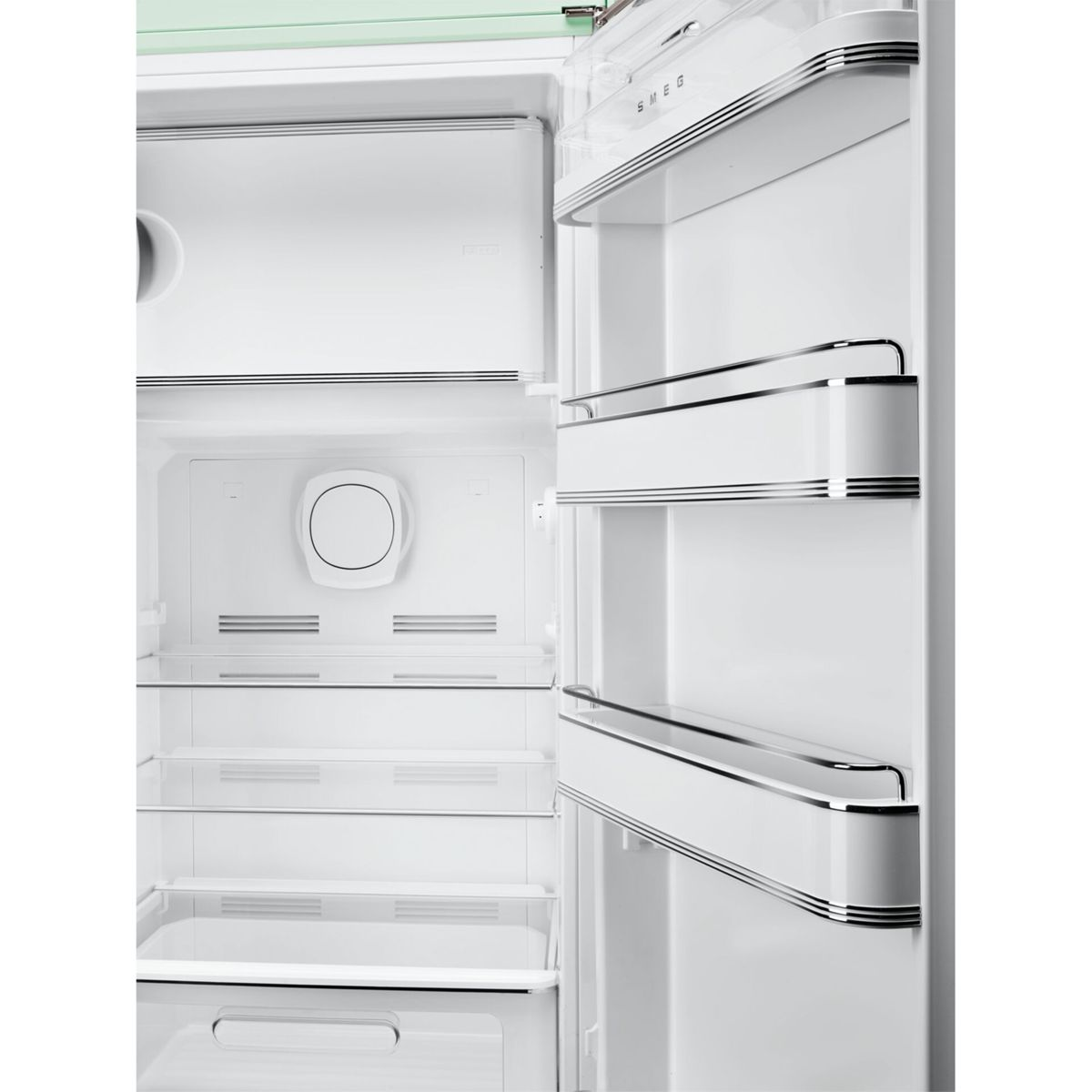 Un frigorifero bianco vuoto con porte aperte, che mostra ripiani e cassetti all'interno.