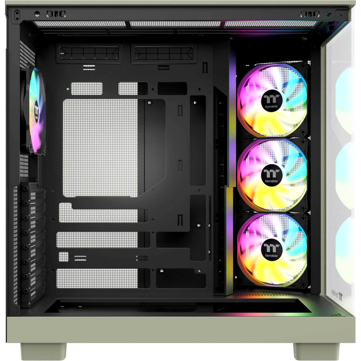 Interior de caja de PC con tres ventiladores RGB a la derecha y espacio vacío a la izquierda.