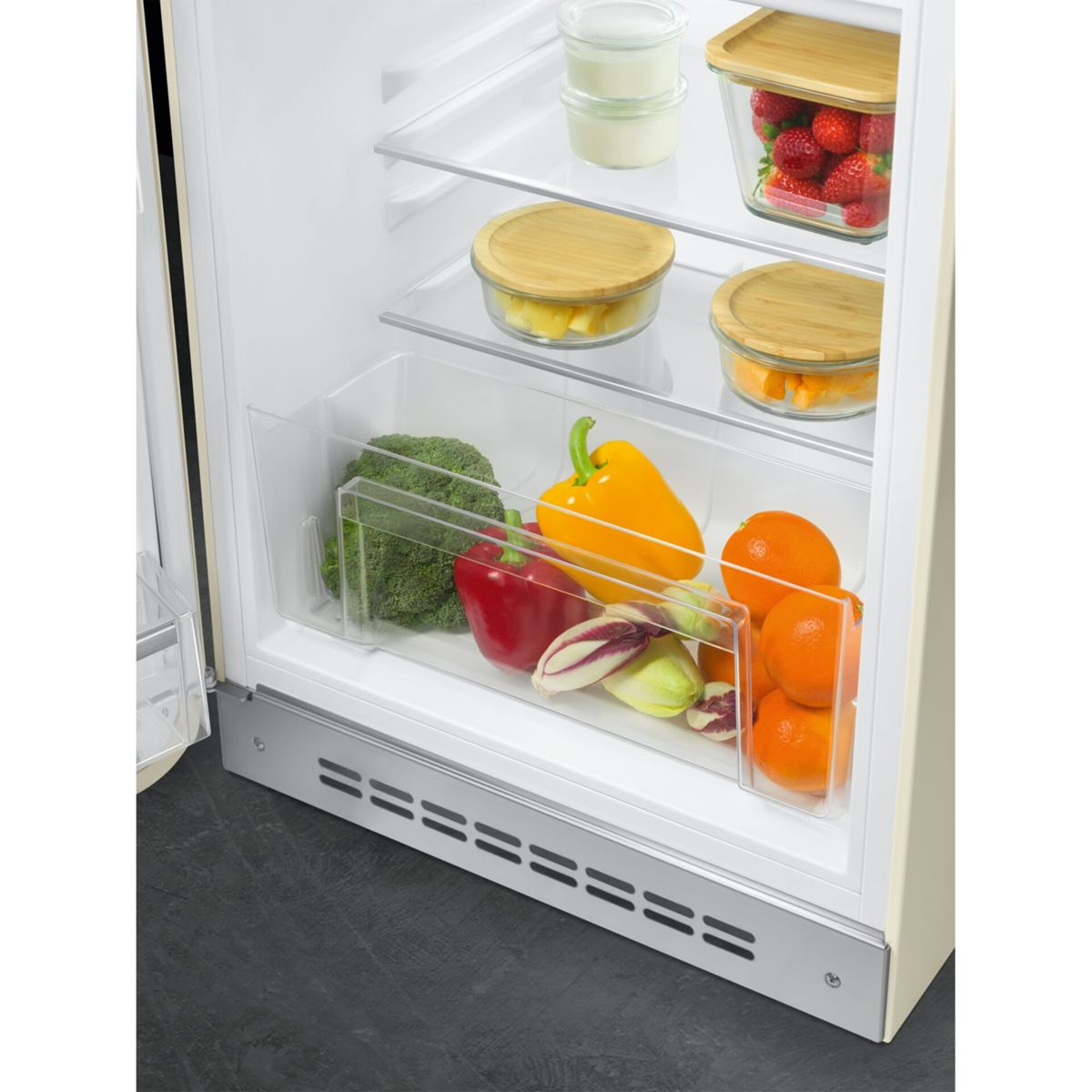 Interior de refrigerador con brócoli, pimientos, radicchio y naranjas.