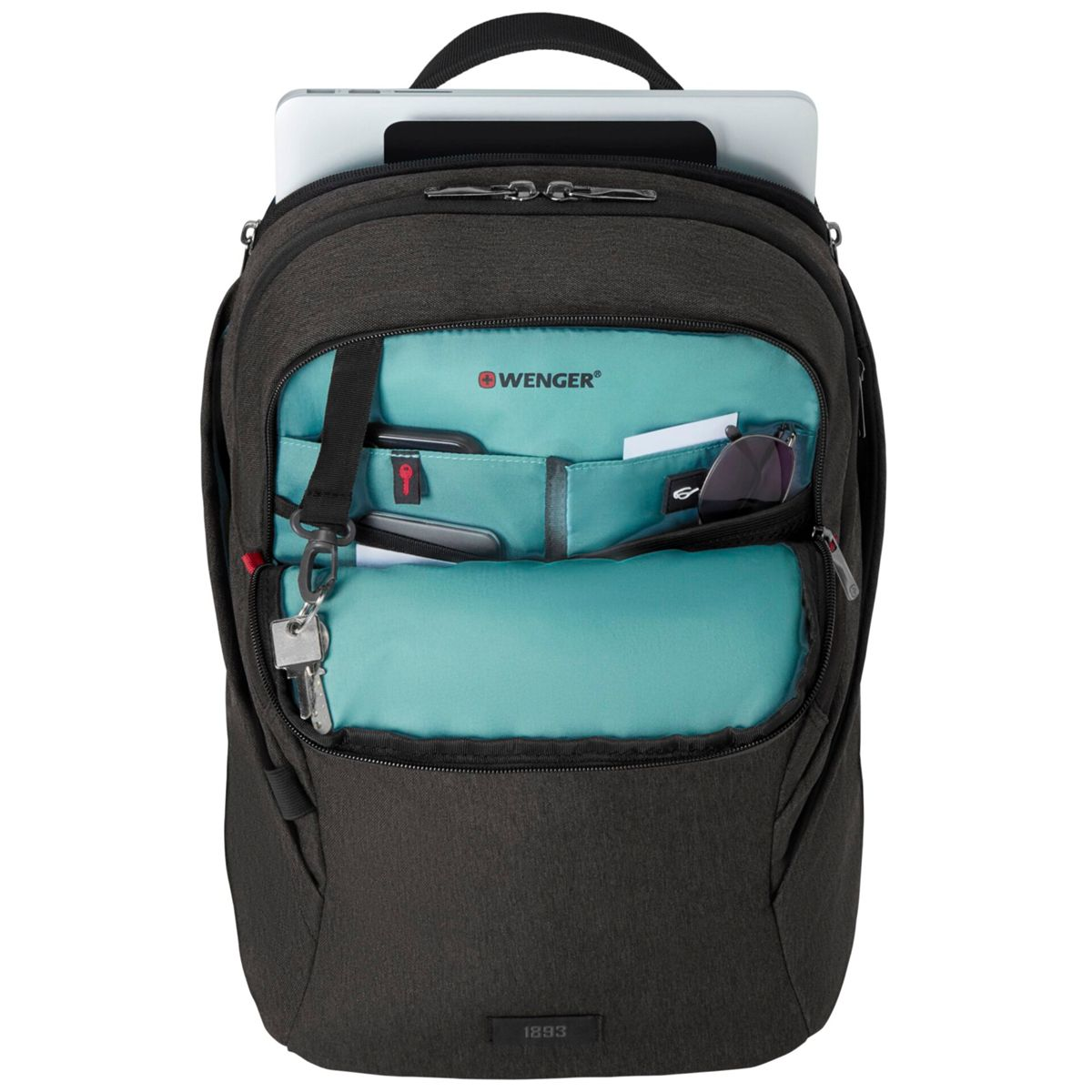 Ein schwarzer Rucksack mit geöffnetem Hauptfach, in dem ein Laptop und ein Schlüsselbund zu sehen sind.