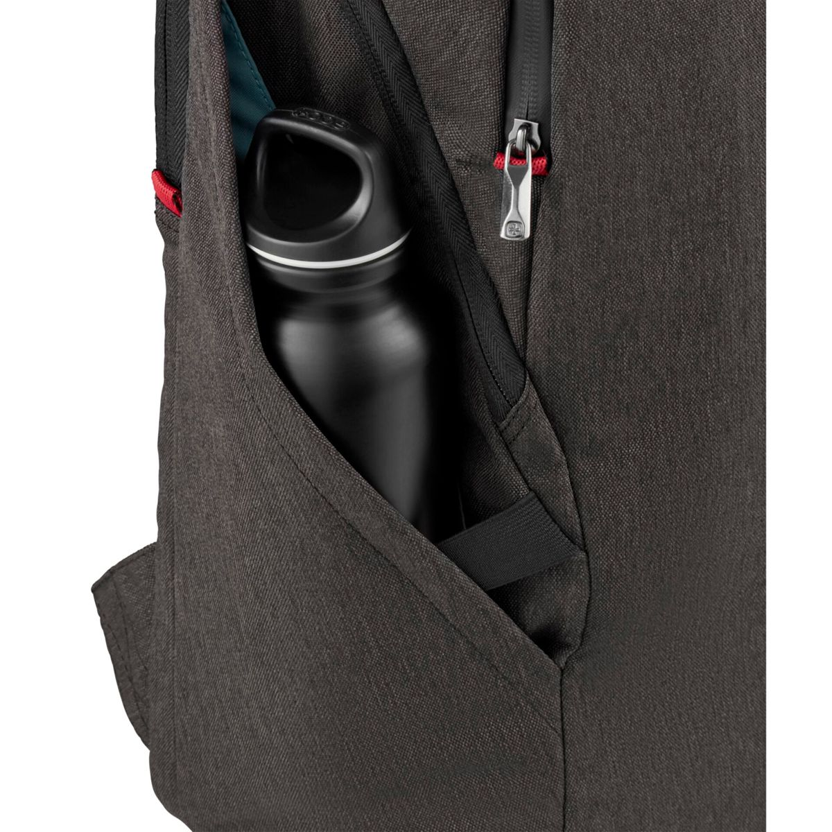 Schwarze Wasserflasche in der Außentasche eines dunklen Rucksacks mit Reißverschluss.