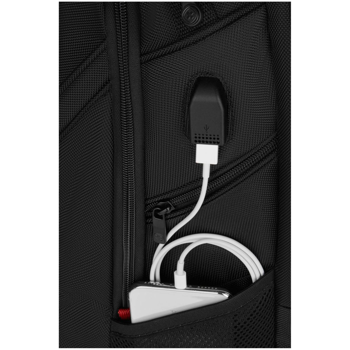 Ein schwarzer Rucksack mit einem weißen USB-Kabel, das an ein Ladekabel angeschlossen ist, das in ein Smartphone gesteckt ist.
