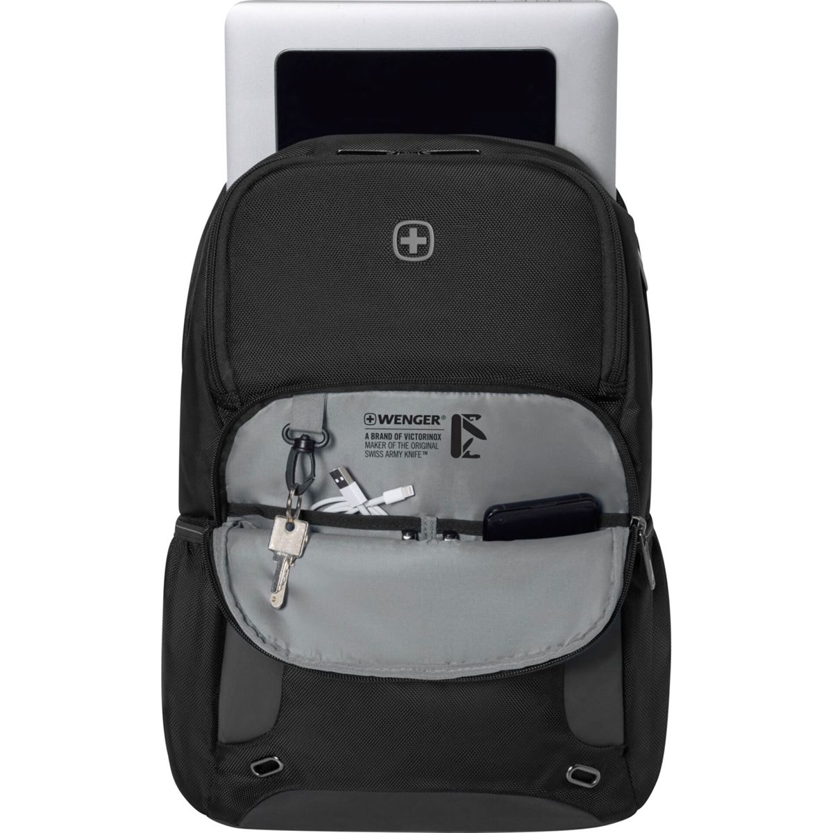 Schwarzer Rucksack mit offenem Fach, Laptop, Schlüsseln und Kabeln.