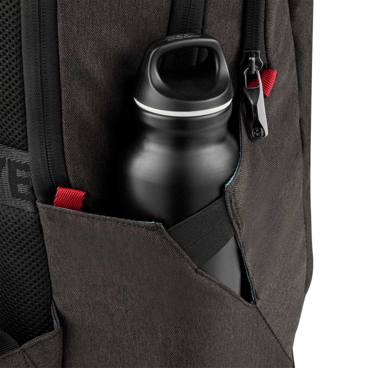 Schwarze Wasserflasche in dunkler Rucksack-Seitentasche mit roter Akzentuierung.