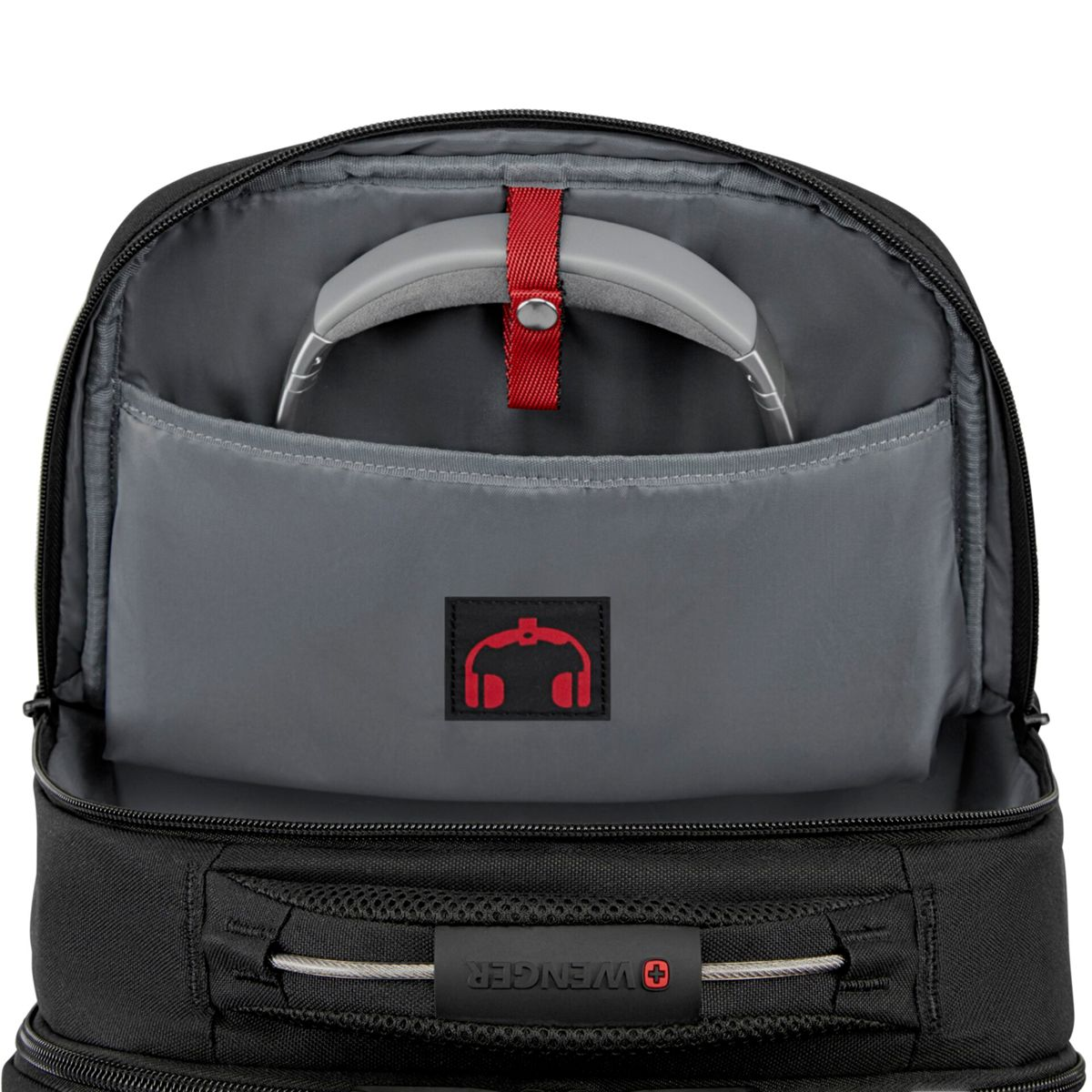 Uno zaino nero con cuffie all'interno e il logo Wenger.