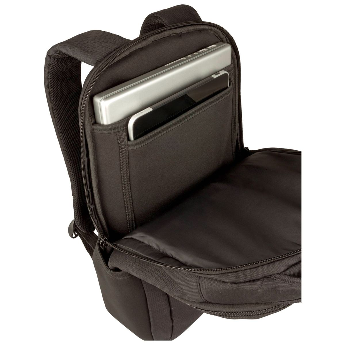 Zaino nero aperto con laptop e tablet in uno scomparto.