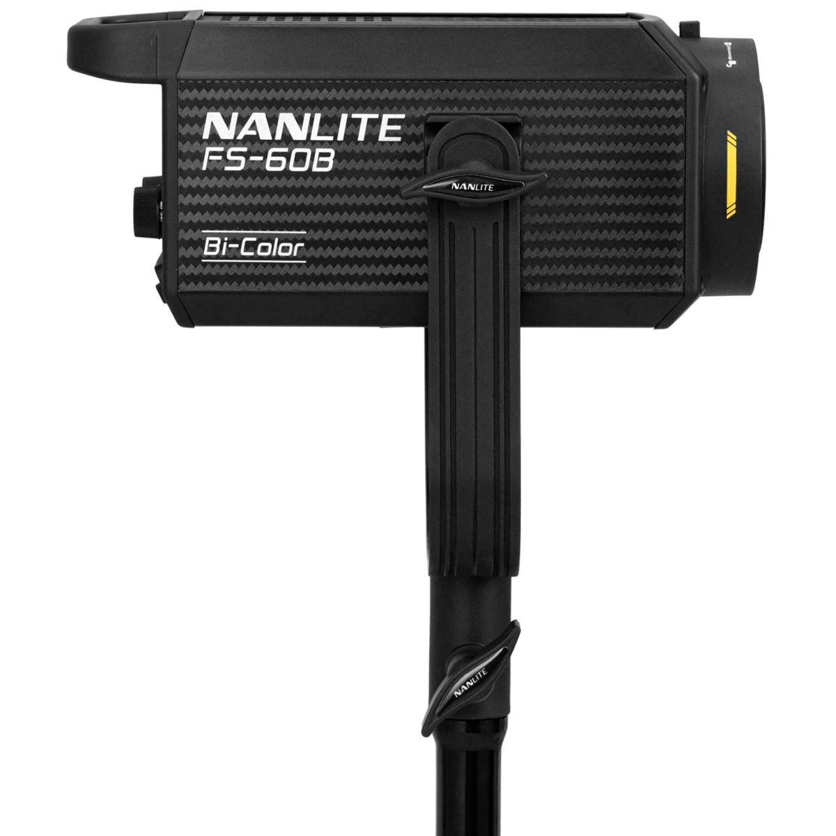 Ein schwarzer Nanlite FS-60B Bi-Color LED-Scheinwerfer mit schwarzem Carbonmuster und Halterung.