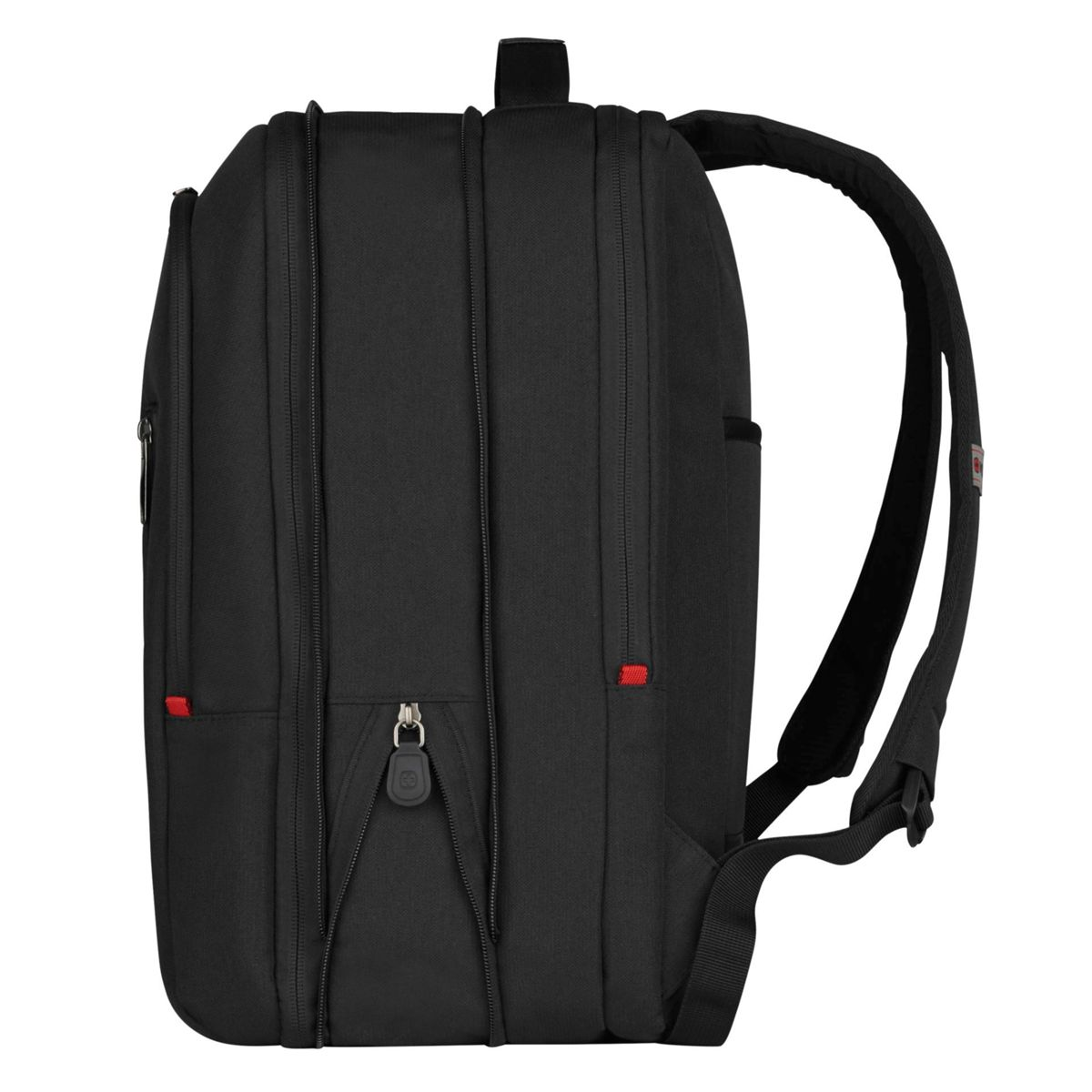Schwarzer Rucksack mit Reißverschlüssen und roten Akzenten, Seitenansicht.